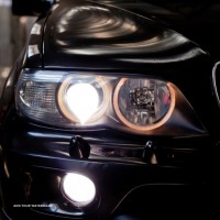 تنظیم نور چراغ خودرو با دستگاه لیزری